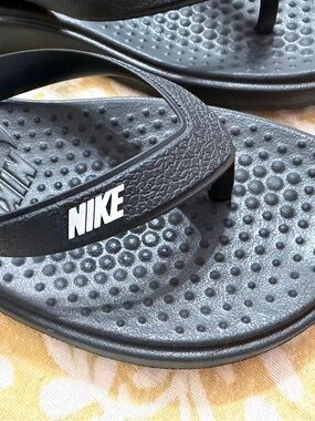 Nike Black Textured Thong Sandals with White Logo Unisex Size Large 7, 7.5-8